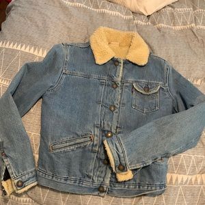 Vintage Levi’s Sherpa lined Denim Jacket. Size Small Jrs